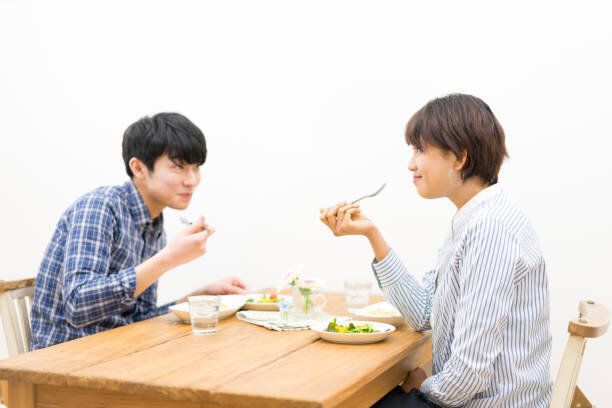 幸せなカップルは風景を食べる