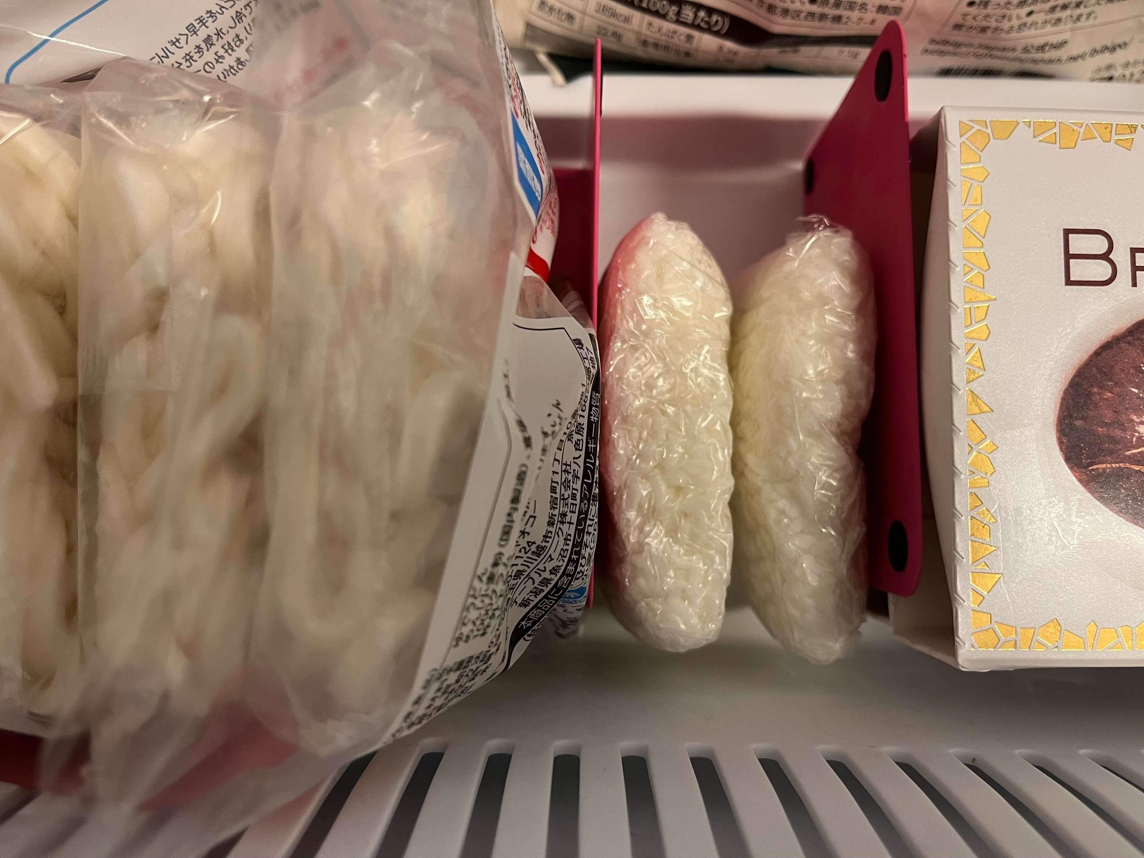 ラップご飯を冷凍庫に立てて収納した画像