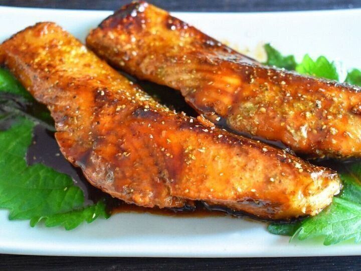 あれ?鮭がまるでうなぎに…!?ご飯が止まらなくなる鮭の照り焼き