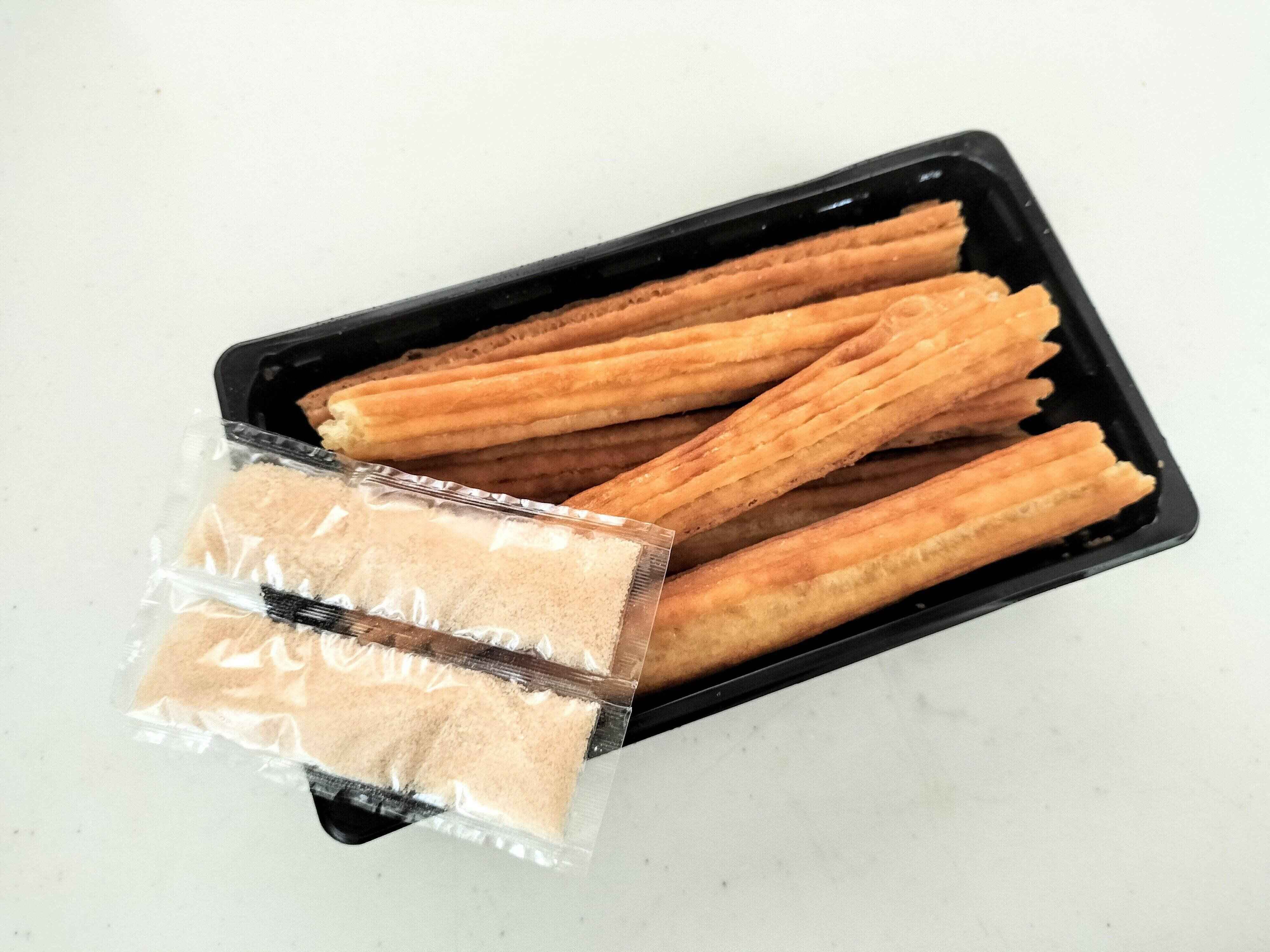 冷凍状態のチュロスとシナモンシュガー