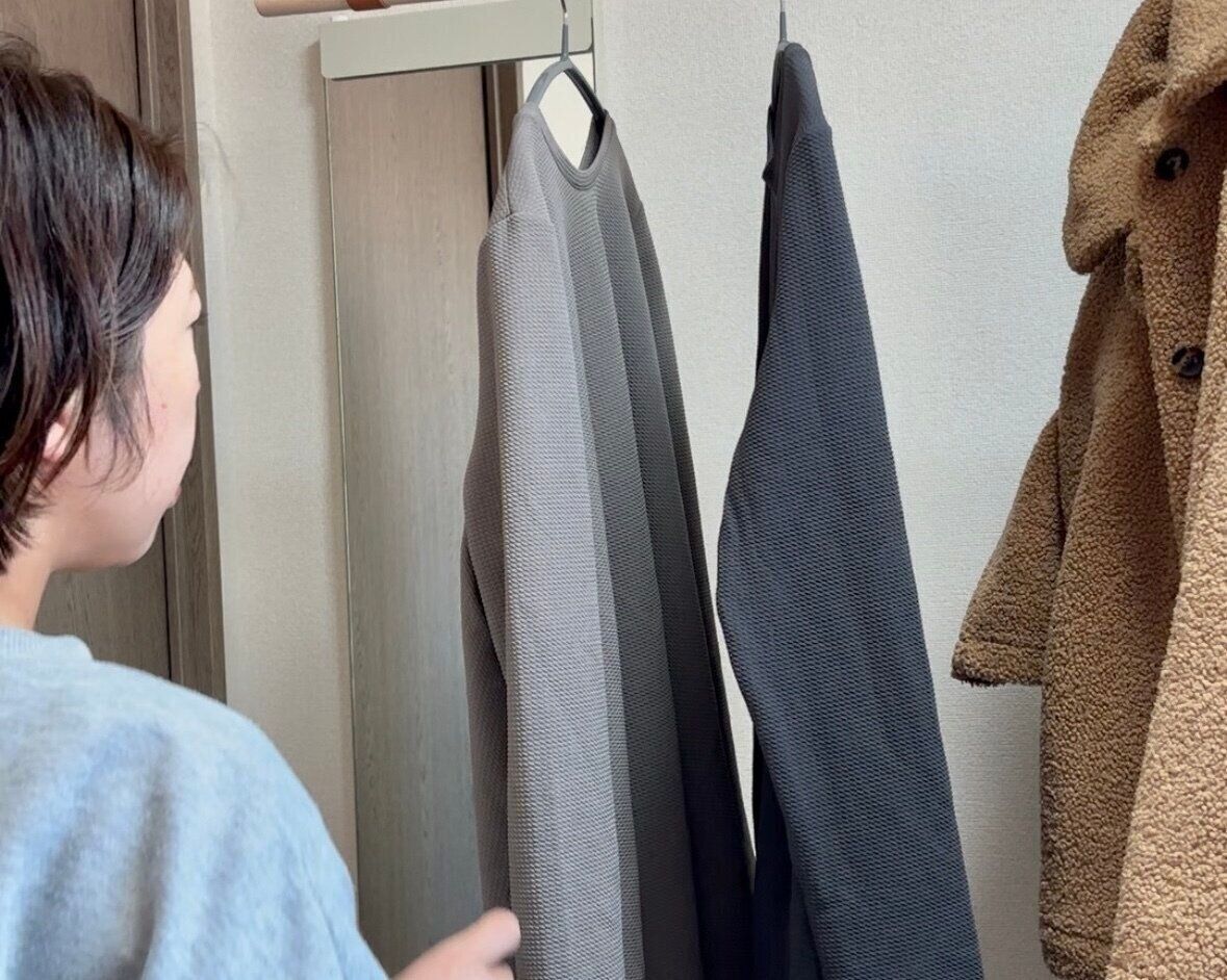 クローゼットを見ている女性