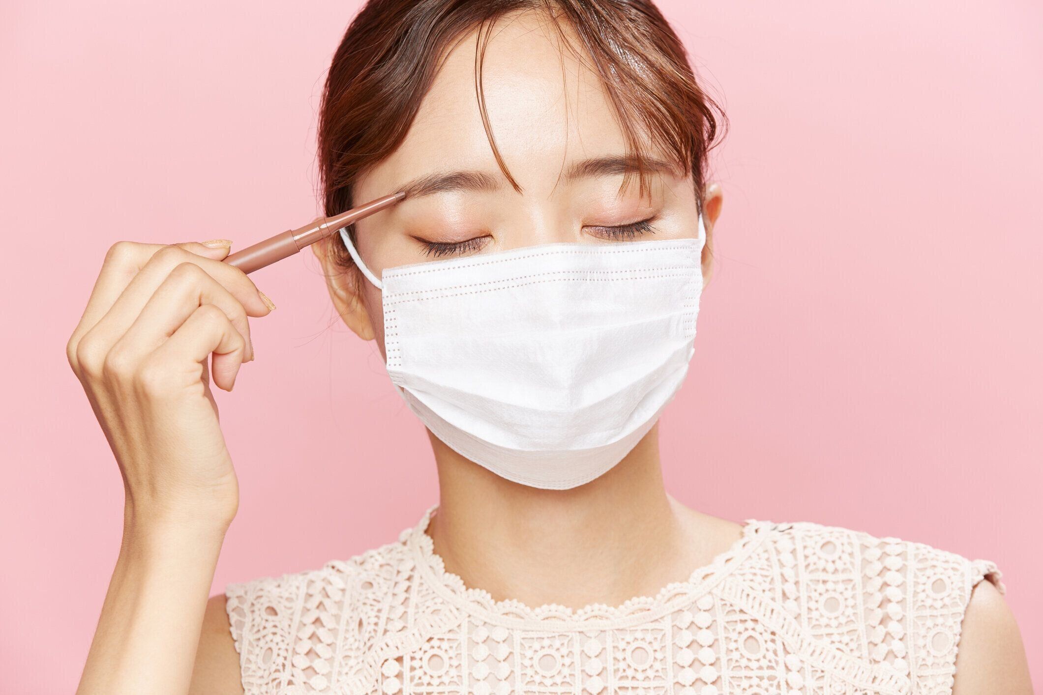 マスクを着用したアジアの若い女の子のメイクアップ画像