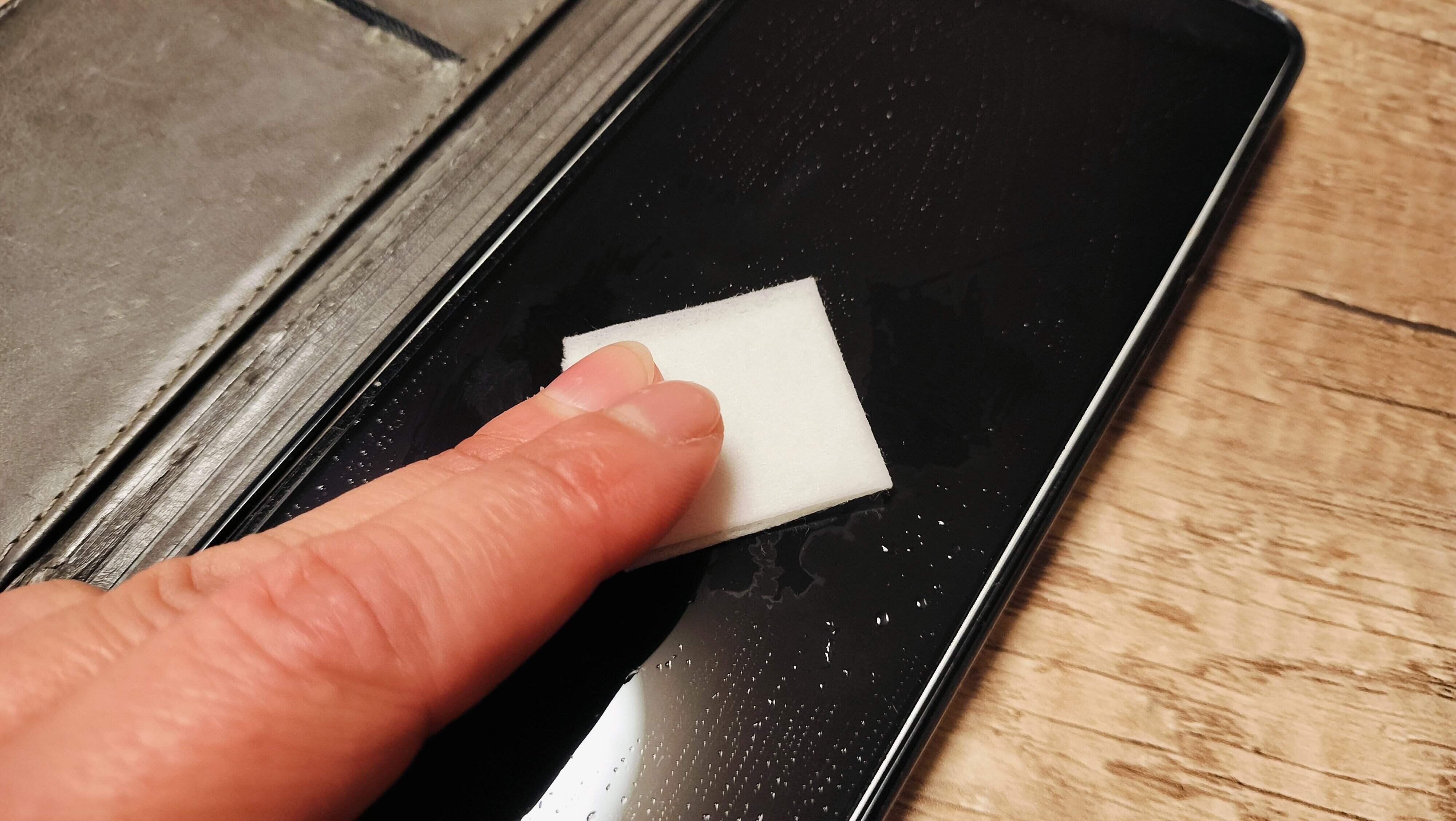 ウェットペーパーで汚れを拭き取る