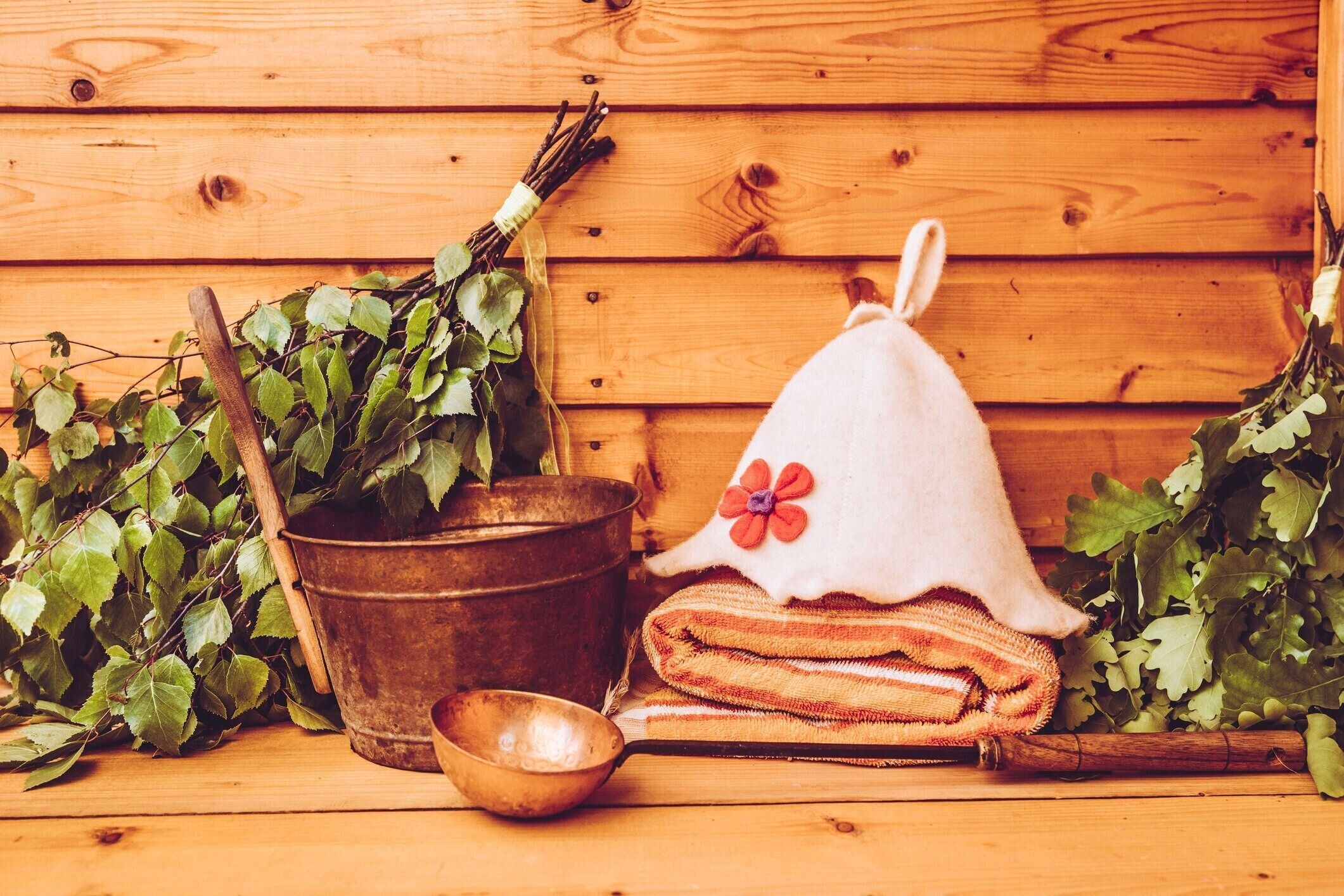 フィンランド式サウナのスチームルームには様々なサウナアクセサリーが付いています。フェルトハットは、髪の損傷を防止し、過熱から頭を保ち、枝から作られたほうきは、皮膚マッサー�