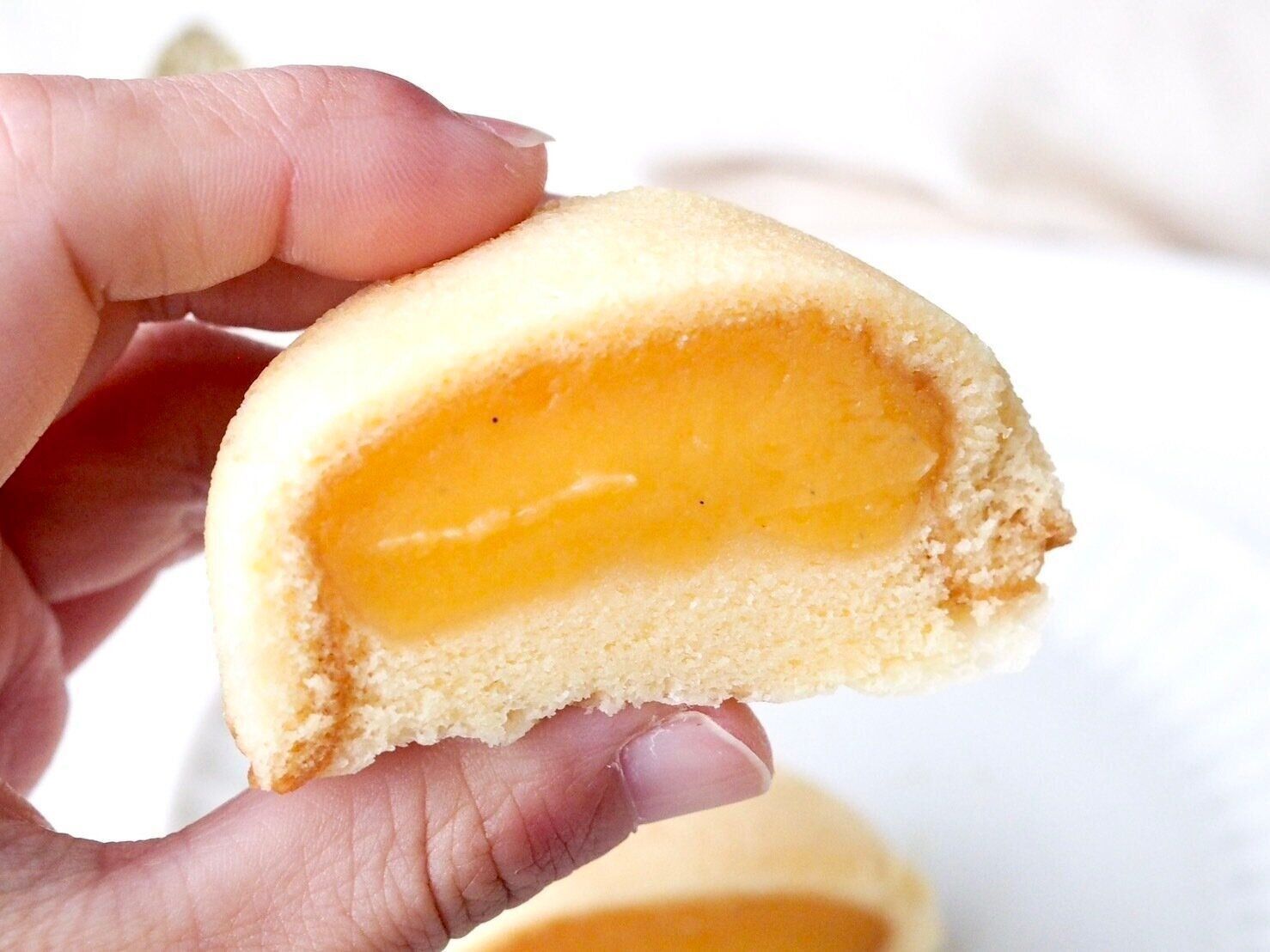 シャトレーゼ「ふんわりムーン　カスタード」断面写真