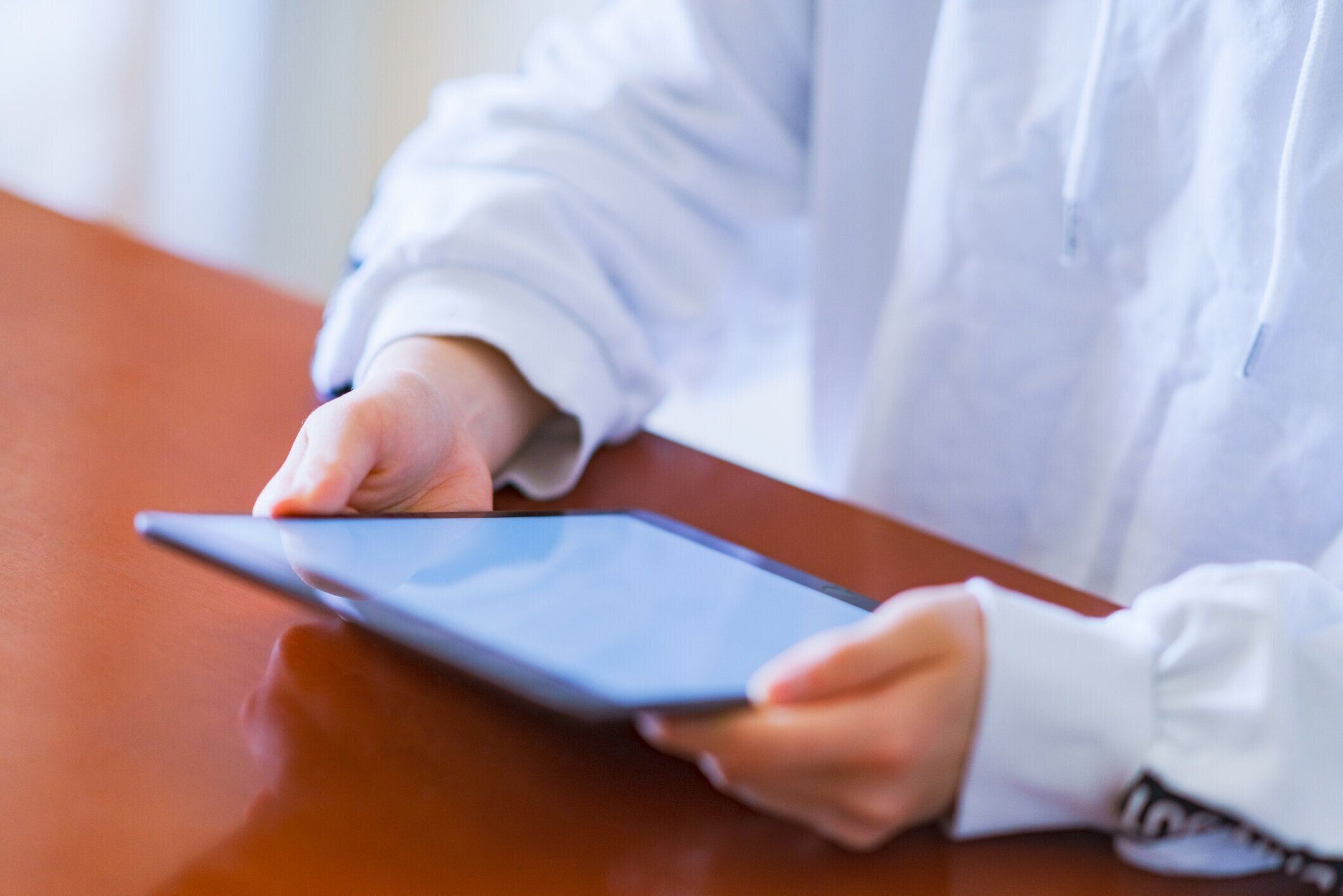 リビングルームでペンタブレットを使用して女の子を再生