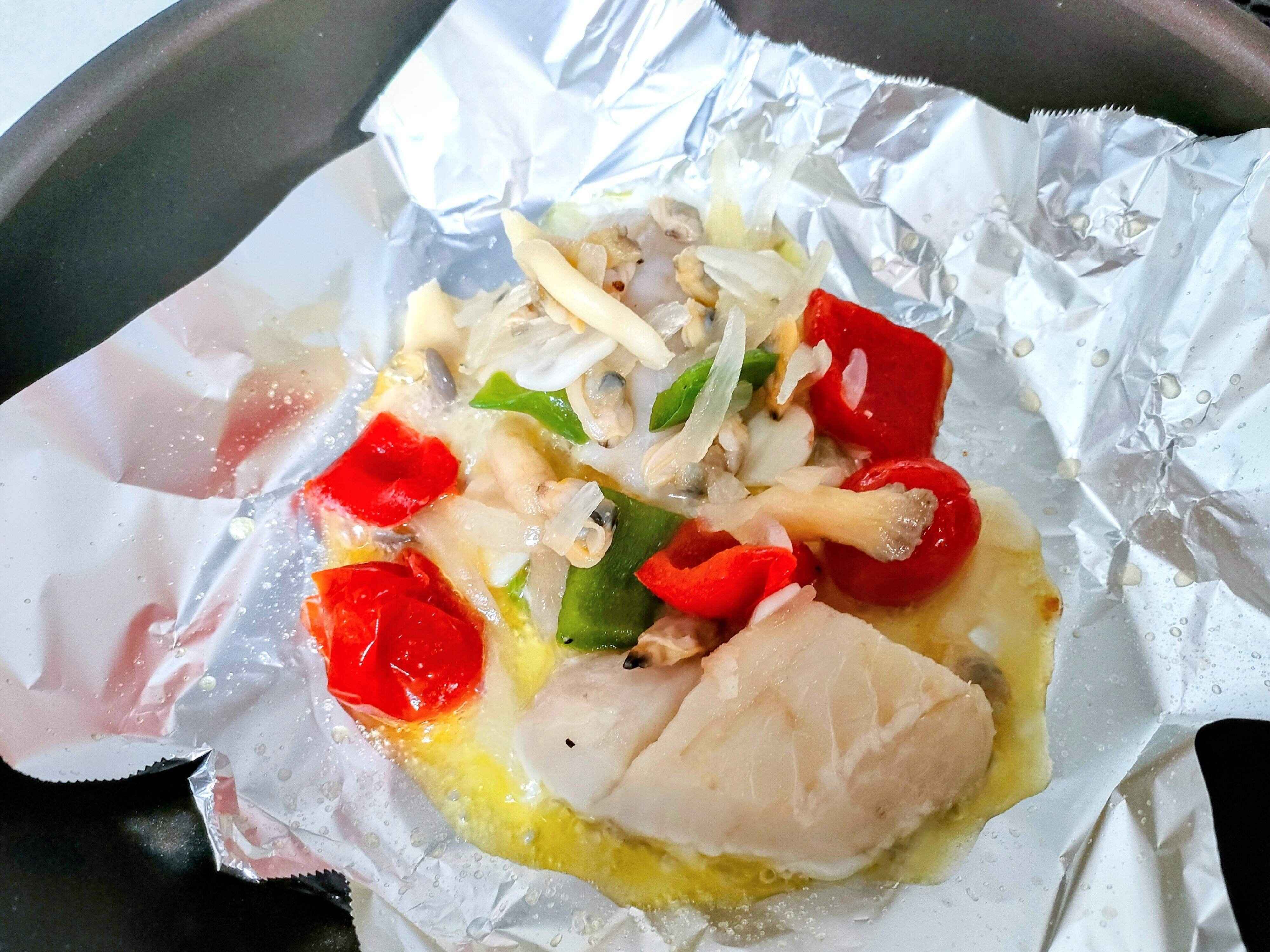 フライパンにアクアパッツァをいれて焼く