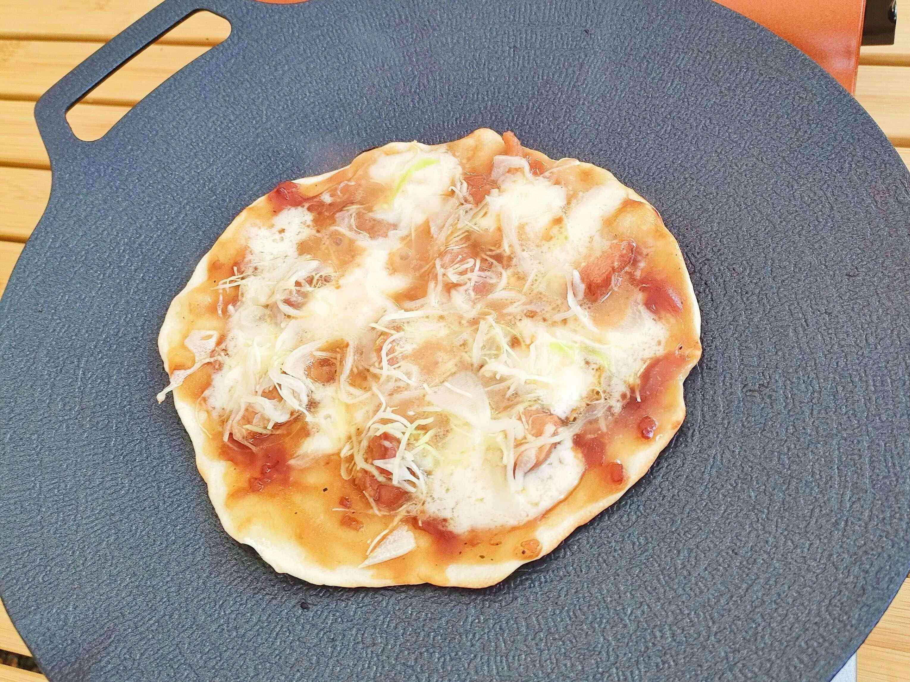 テリヤキスターを塗った照り焼きチキンピザ