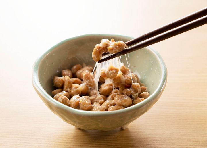 木の背景に納豆を置く
