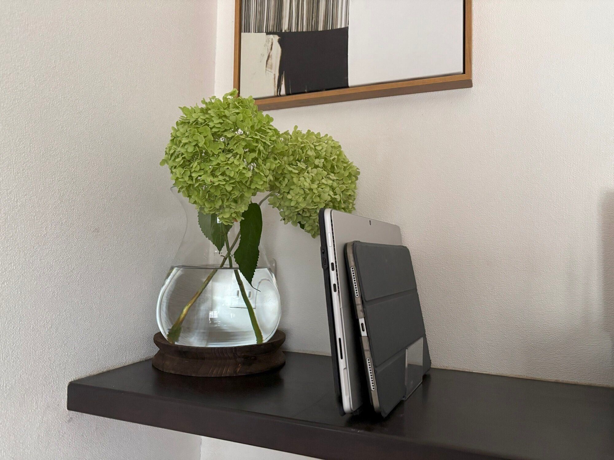 【セリア】ケーブル、タブレットなど置き場所に困るアイテムを一発解決！2種類の「仕切りスタンド」でごちゃつきがちなポイントのスッキリが叶う