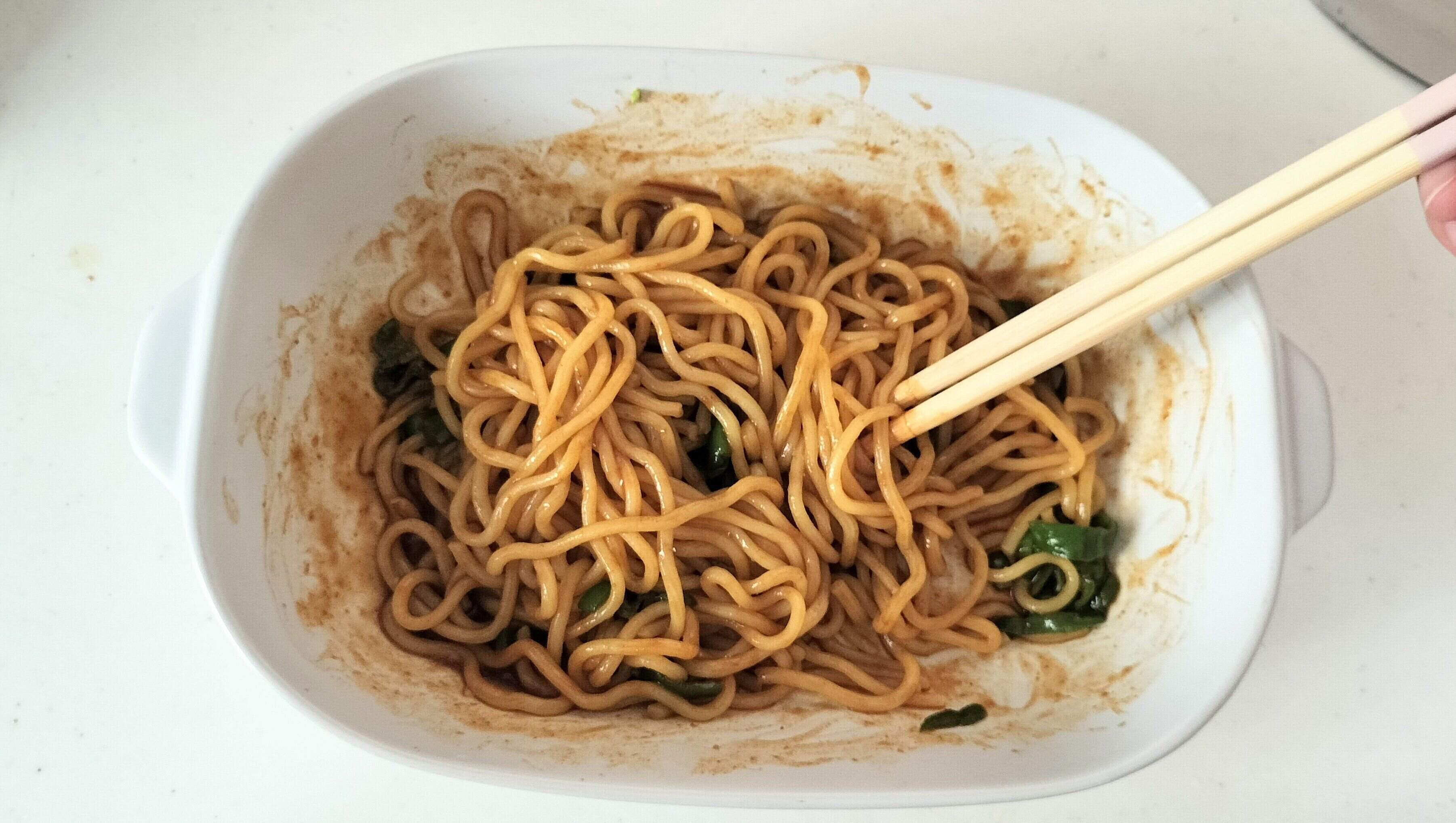 付属のタレをかけて混ぜる