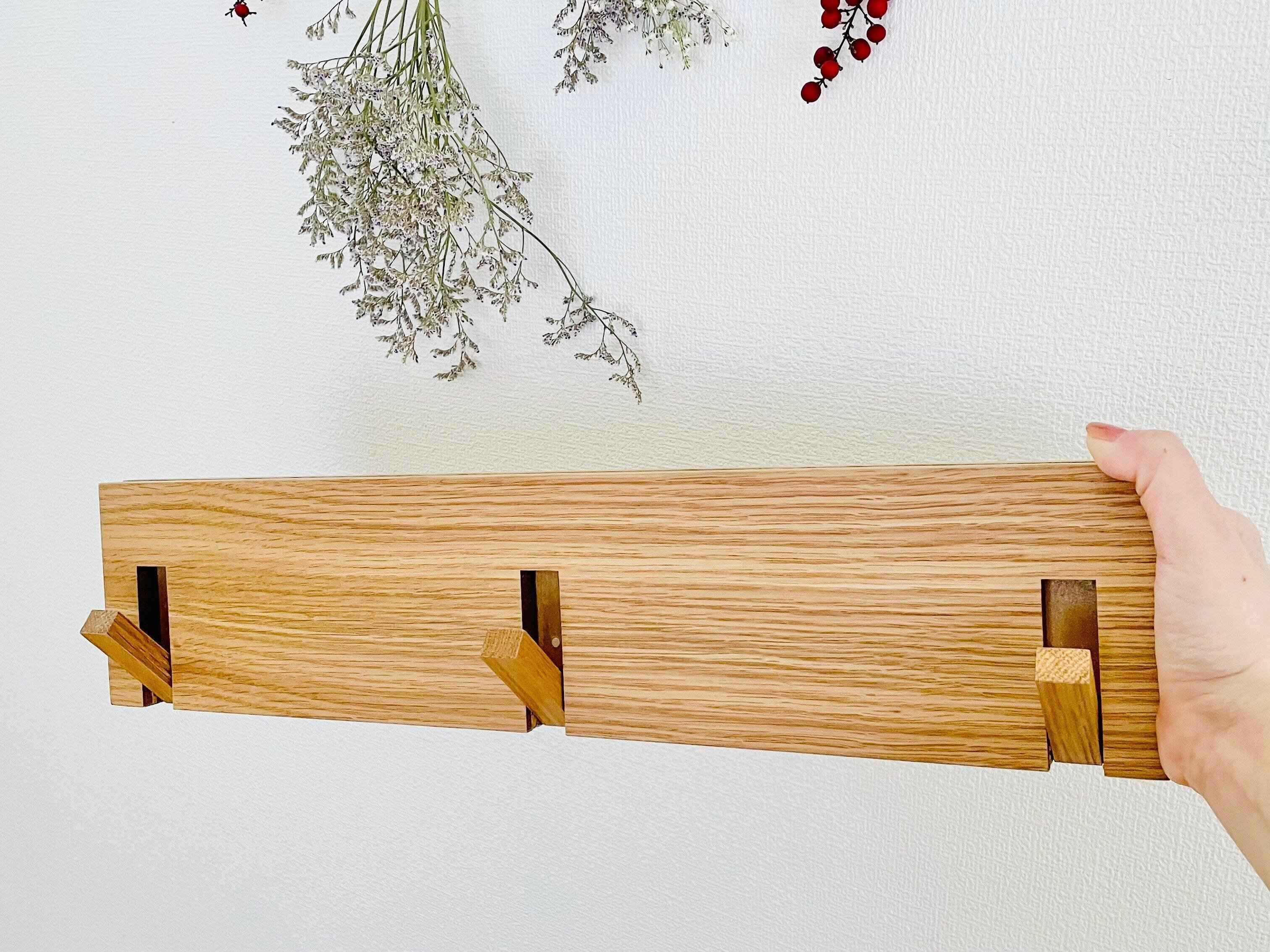 壁に付けられる家具3連ハンガー