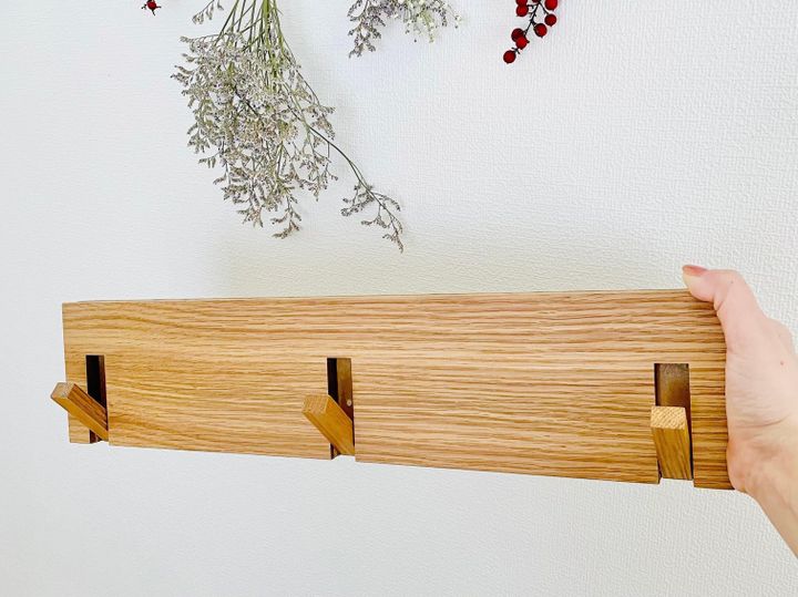 壁に付けられる家具3連ハンガー