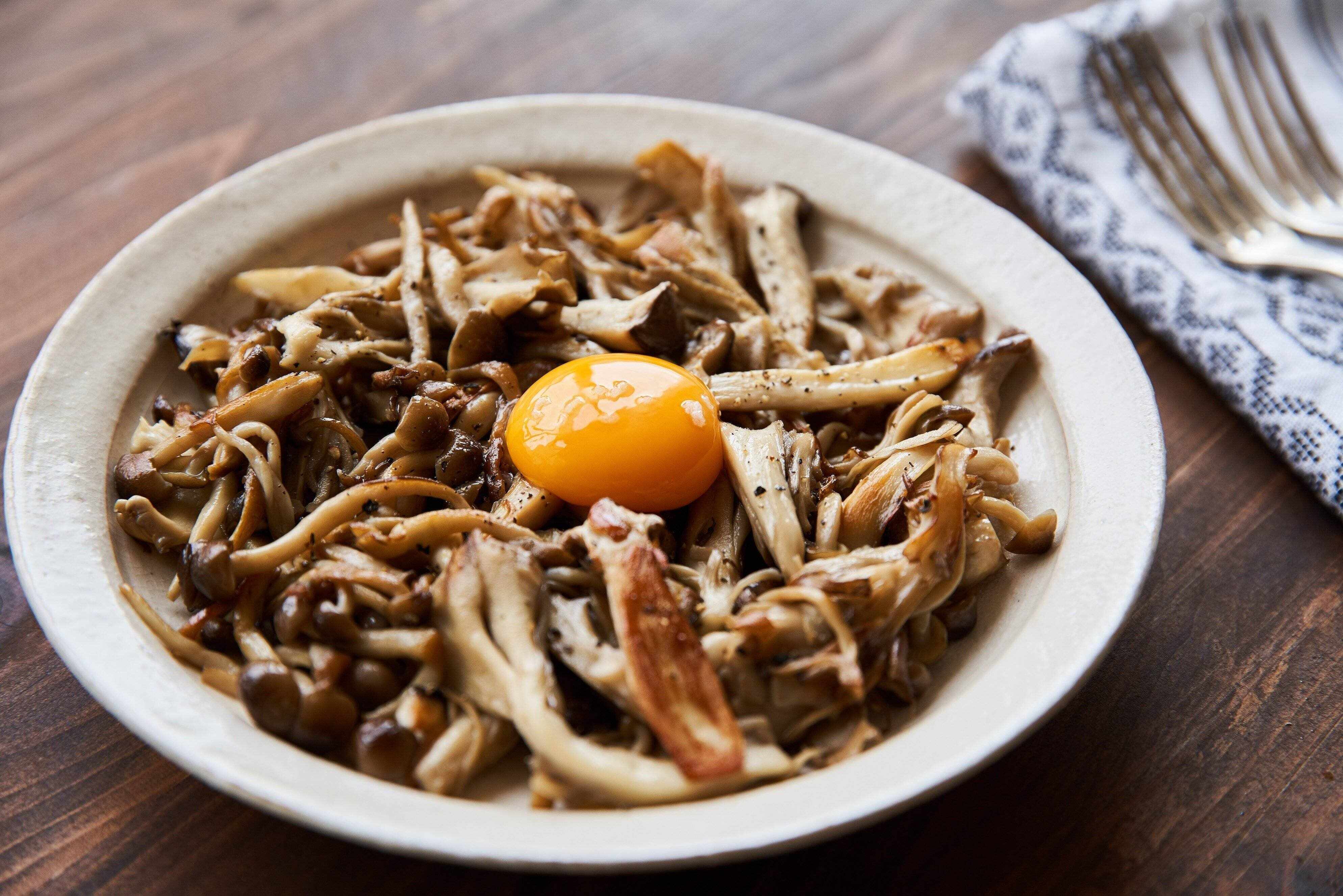 しめじ入り焼ききのこ 卵黄ソース