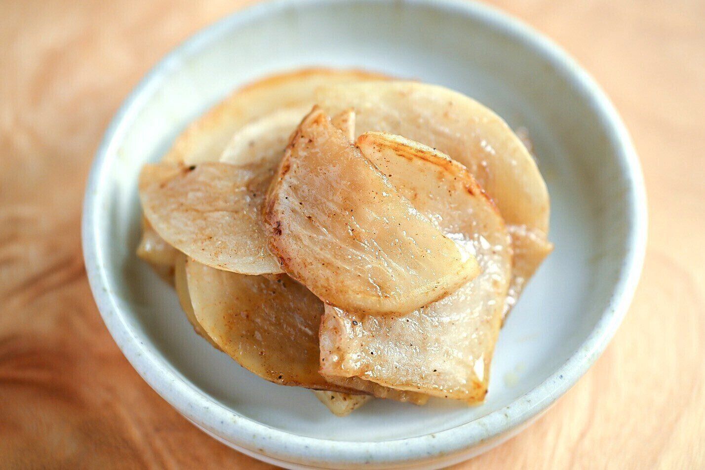 白い皿にのったかぶの台湾スパイス炒め