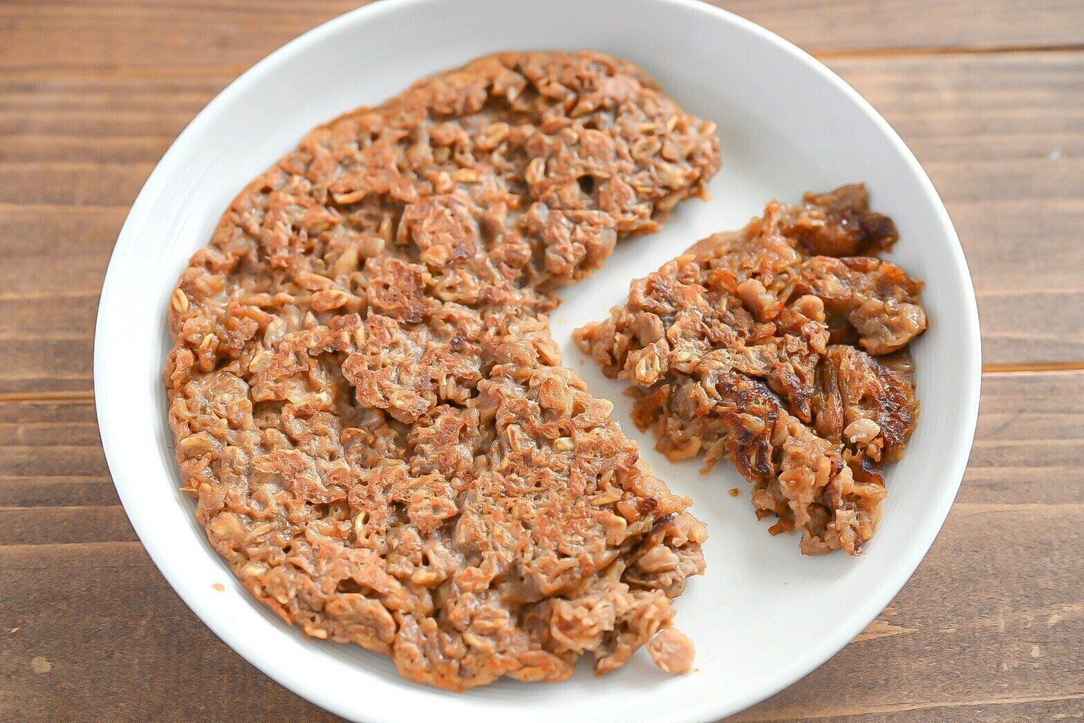 白い皿にのったロイヤルミルクティのオートミールパンケーキ