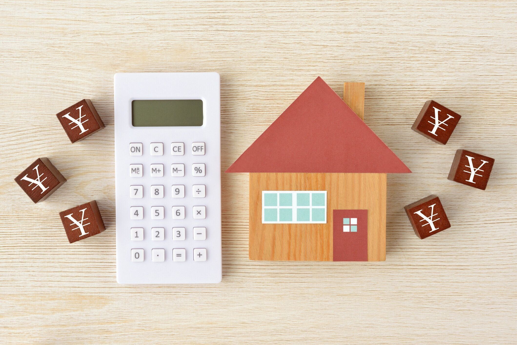 円マーク付きのハウスオブジェクトと木ブロック