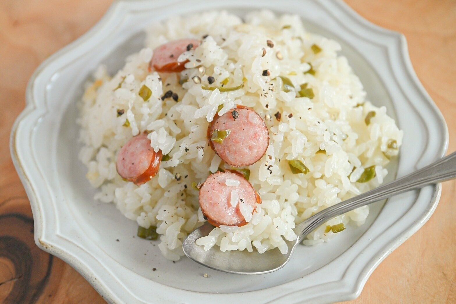 白い皿に盛られた炊き込みピラフ