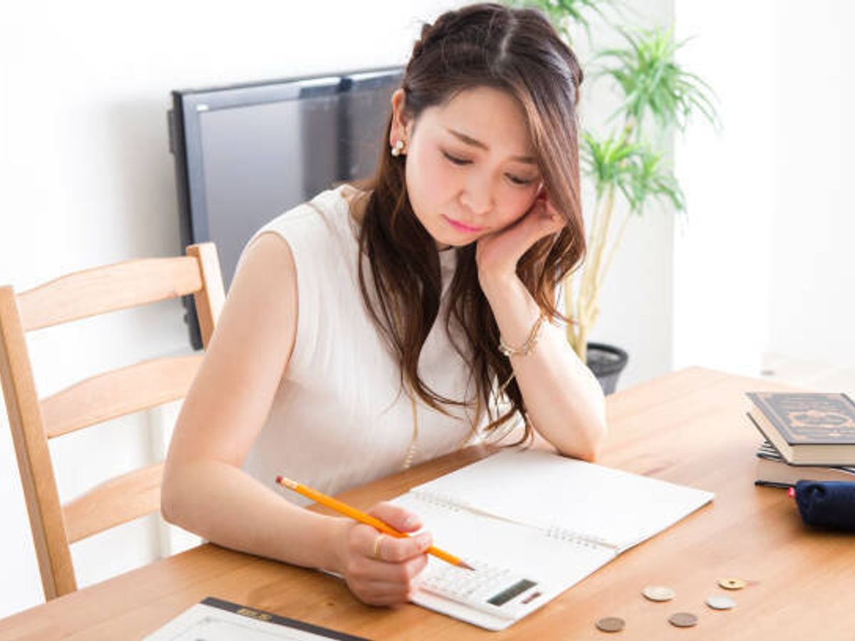 家計簿をつける女性