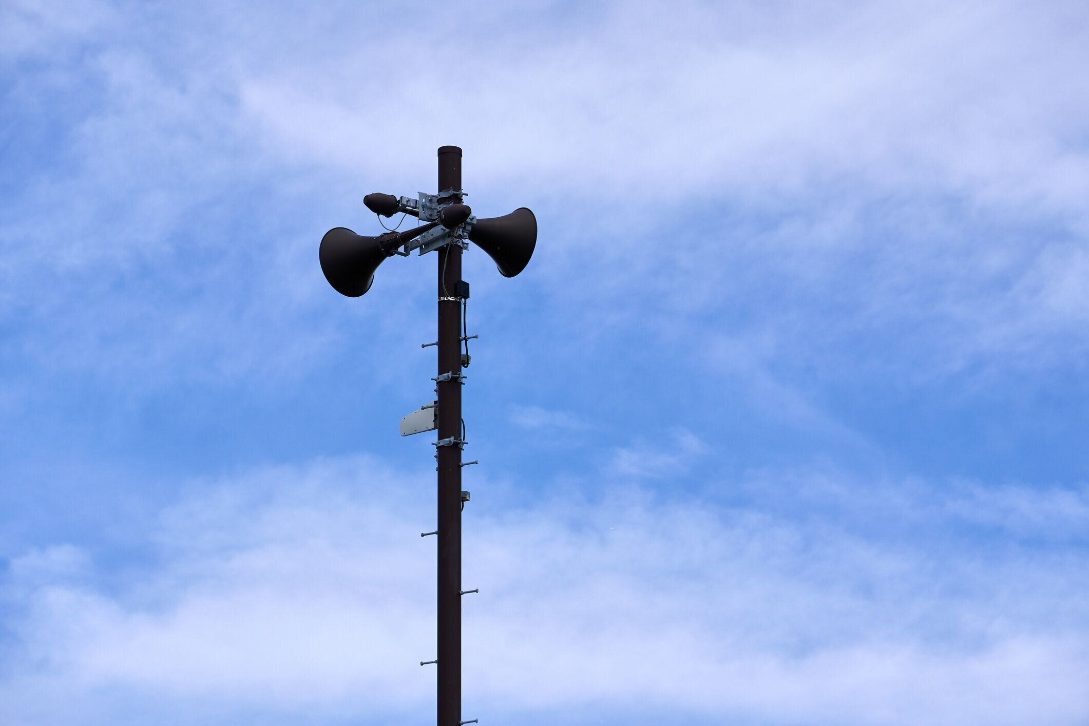 青空にそびえ立つ津波警報スピーカー