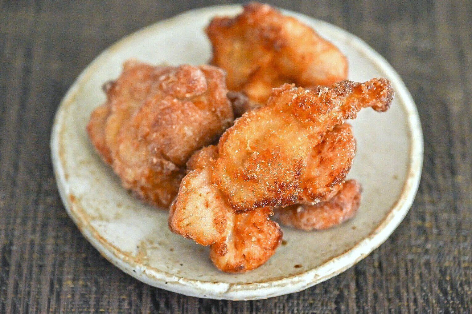 陶器の皿に盛られた唐揚げ