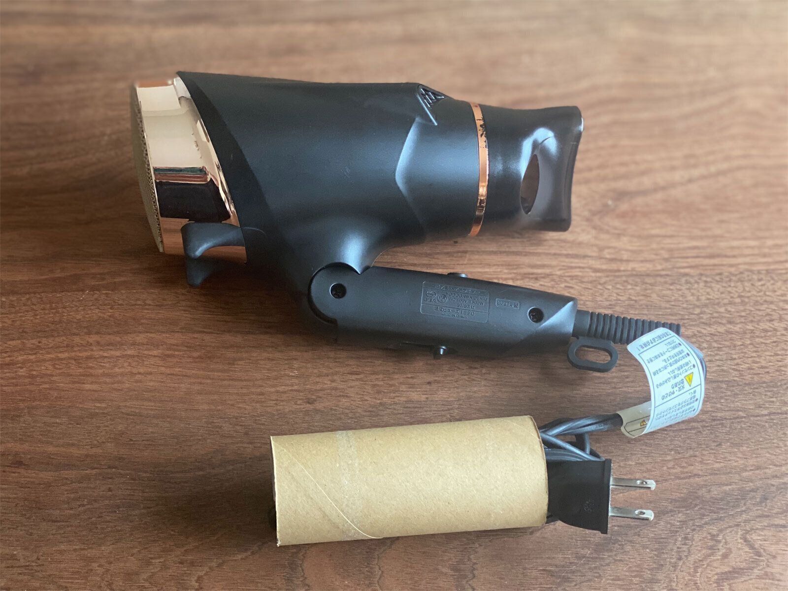 ラップやホイル、トイレットペーパーなどの芯→さまざまなアイテムが収納可能