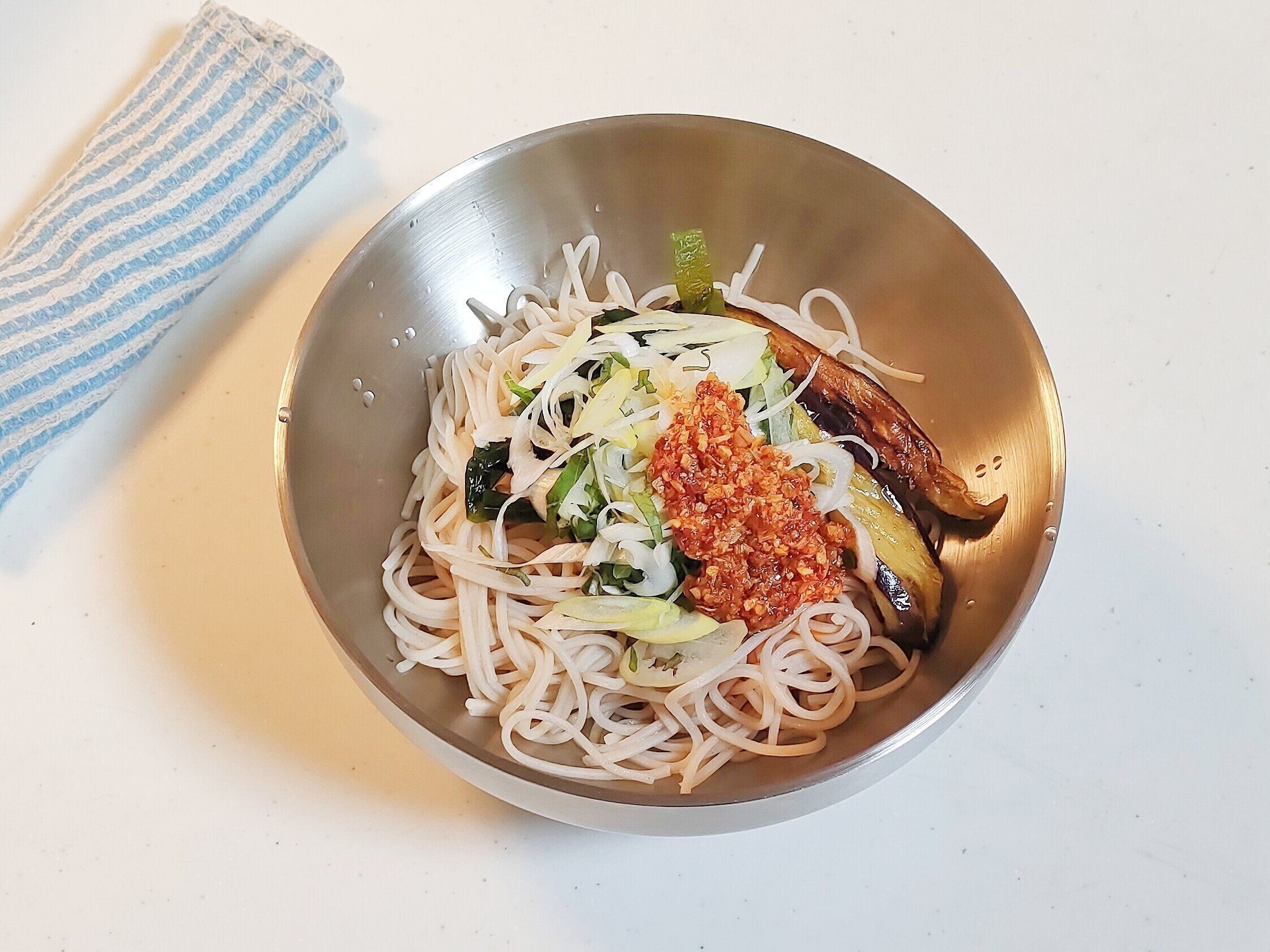 食べるラー油をのせたまぜそば