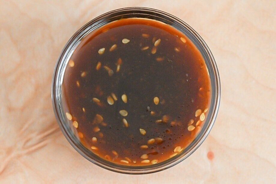 ガラス容器に入ったバカッタレ丼のたれ