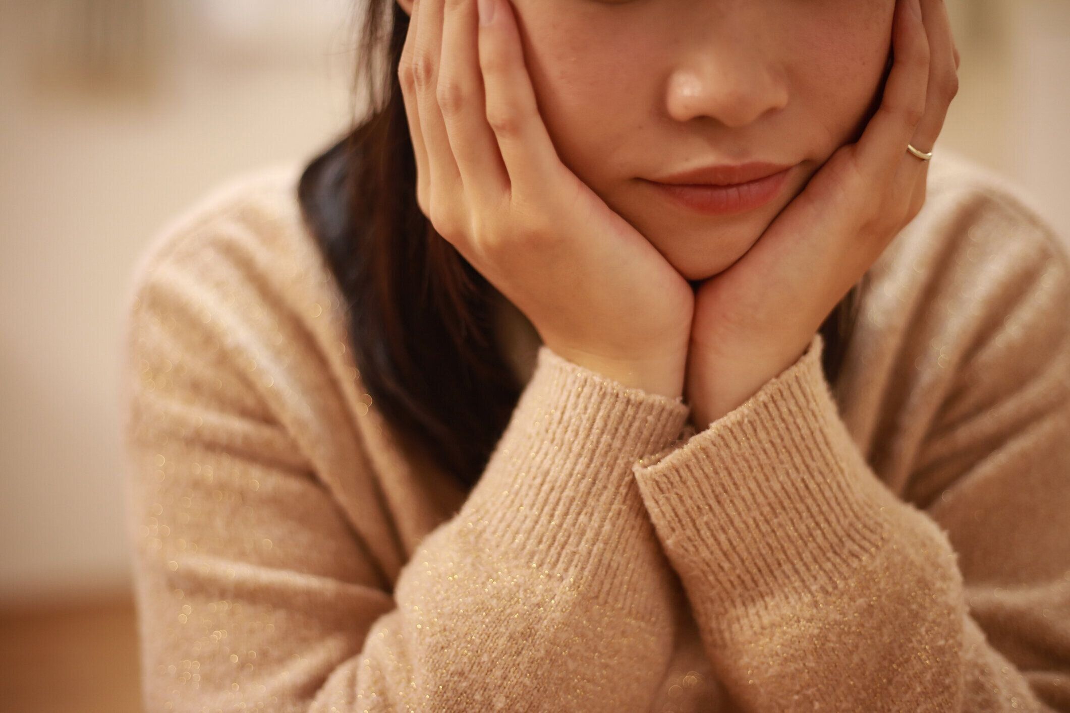 頬の棒を持つ女性