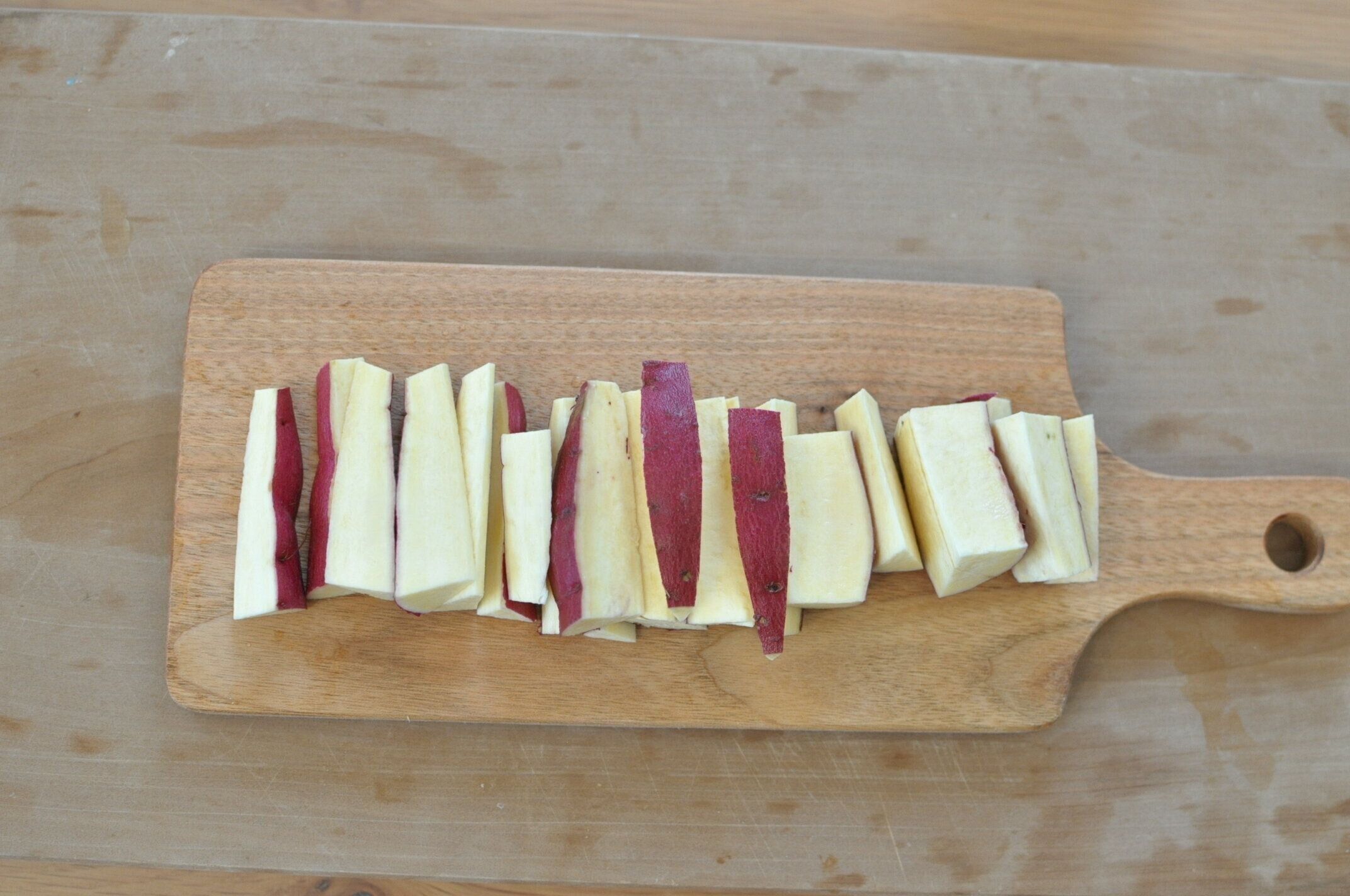 スティック状に切ったさつまいもを並べた様子