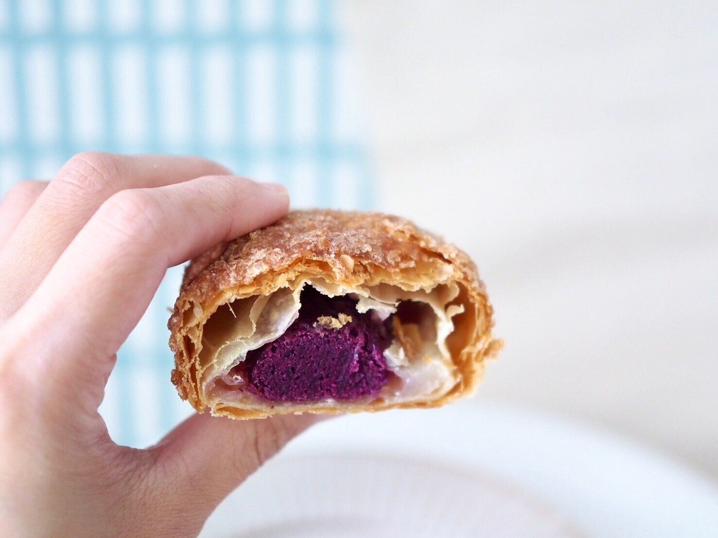 シャトレーゼ「むらさき芋のあんこもちパイ」断面写真