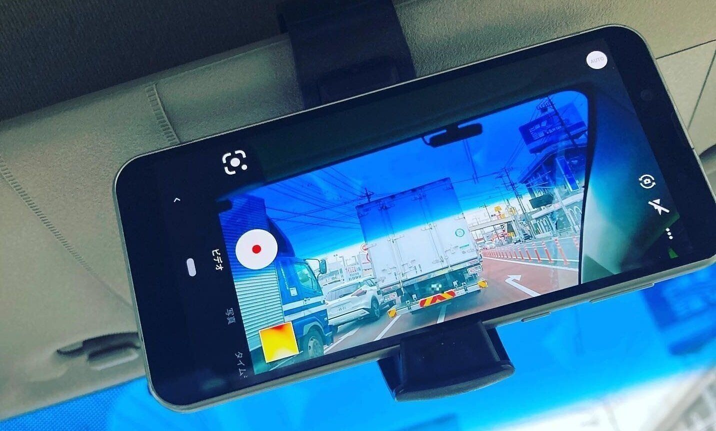 110円とは思えない！【ダイソー】「すごく便利」「2個購入しました」車載スマホホルダー