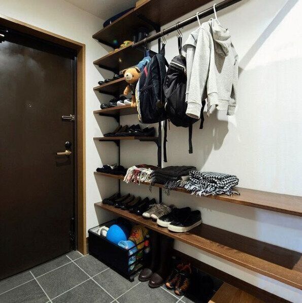 玄関収納 実例72選 工夫しだいですっきり玄関収納 靴やコートの上手な収納アイデア サンキュ