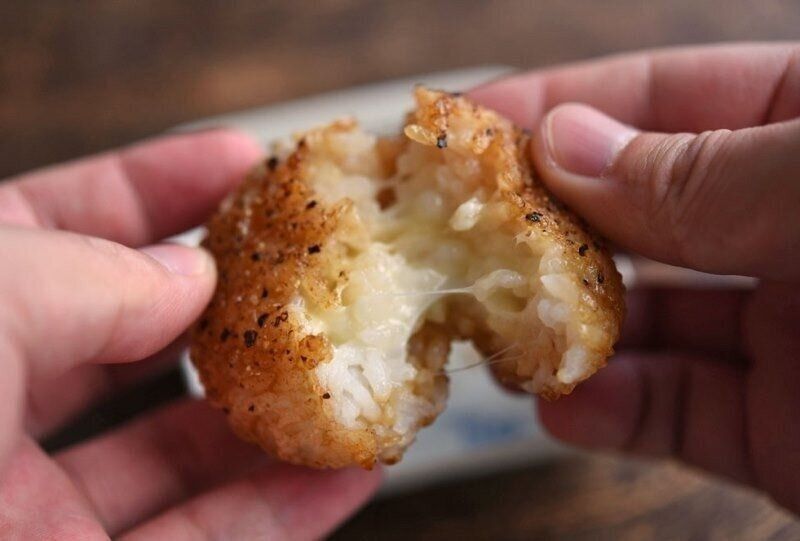 醤油＆黒こしょうのチーズ焼きおにぎり