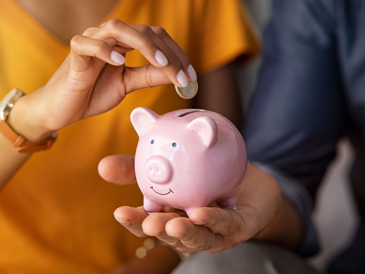 貯金箱でお金を節約するカップル