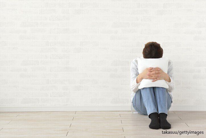 落ち込んでいる人　画像