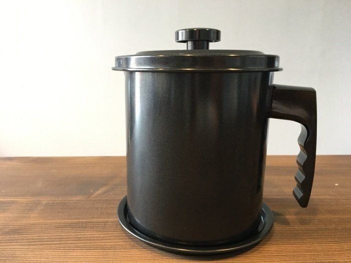 「深型こし網付き オイルポット」はスチール製で軽いので片手でらくらく持てるのがうれしいポイント