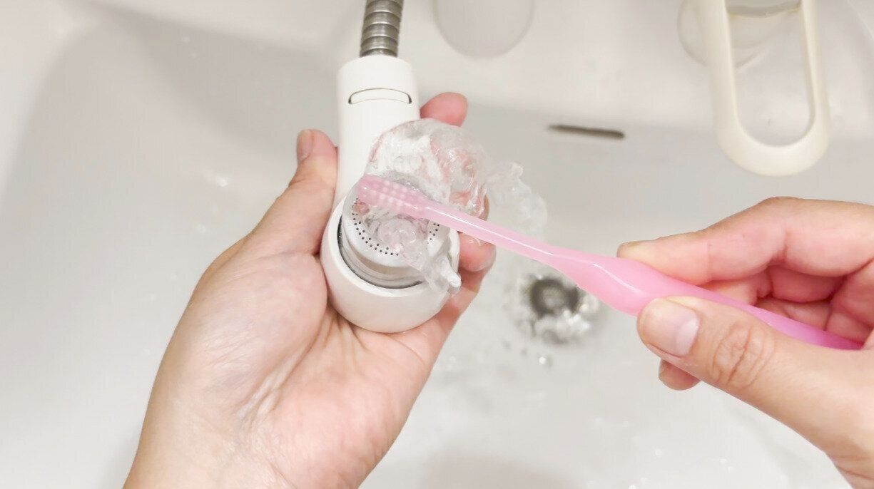 吐水口を歯ブラシでこする