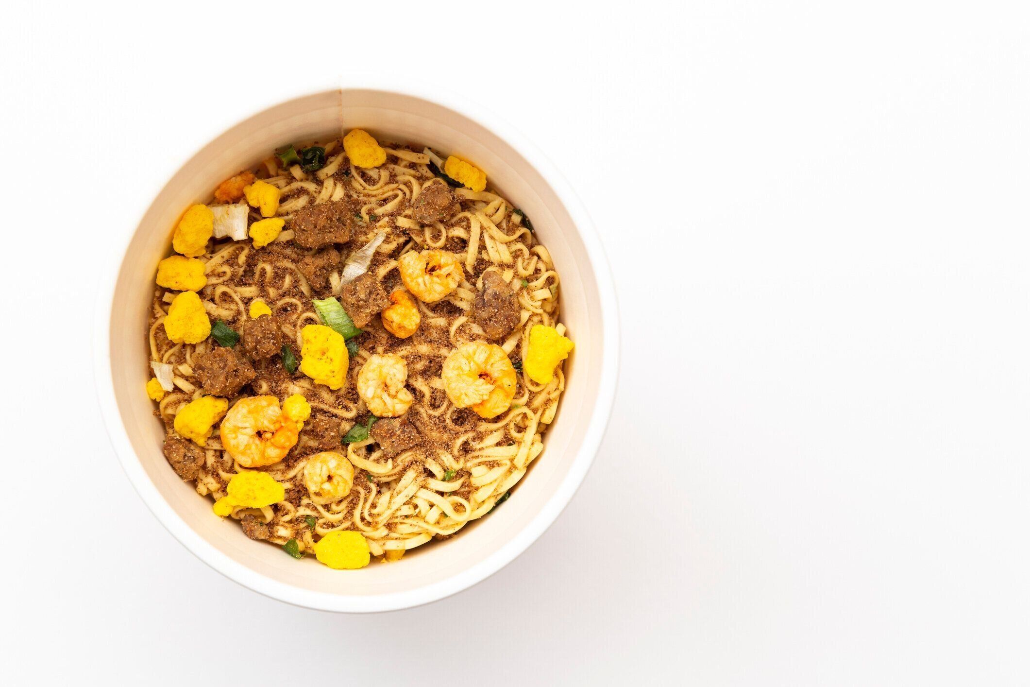 調理前のカップ麺。