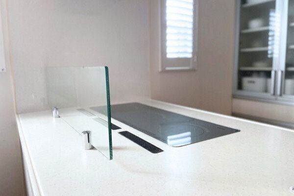 何も置かれていないキッチンのコンロ周り