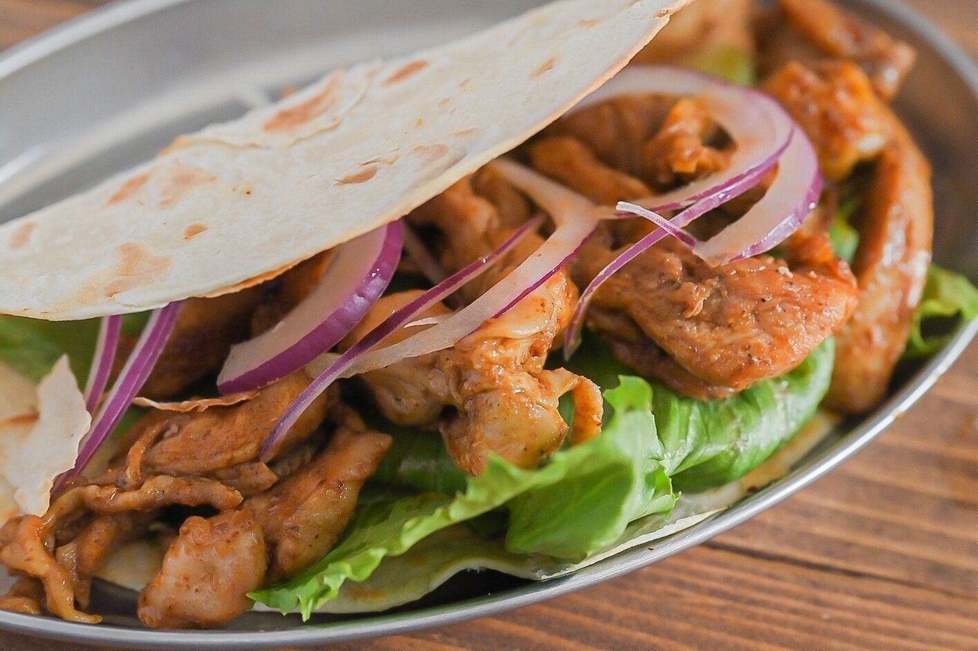 トルティーヤ生地に挟んだケバブ