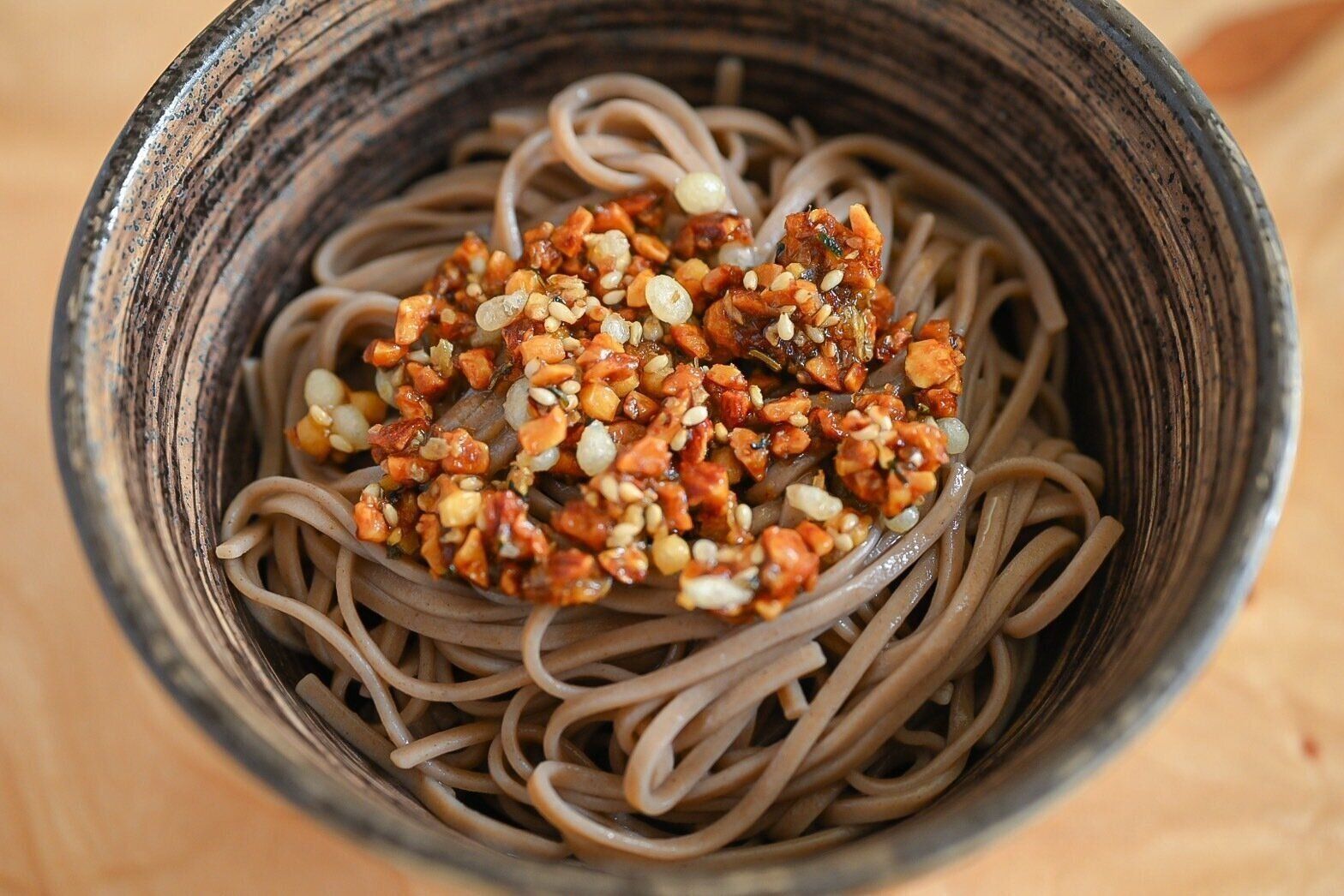 皿に盛られたざくざくたれの和えそば