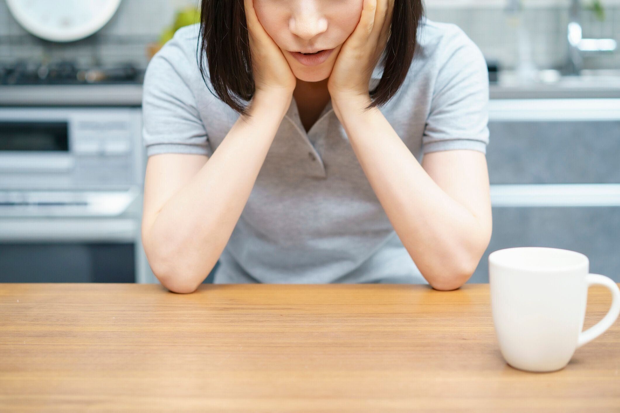 疲れた表情をした中年女性