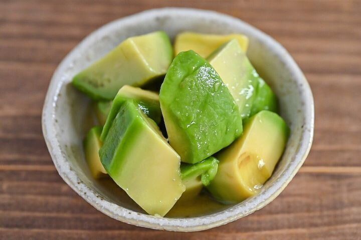 トロトロっ♪アボカドのにんにく白だし漬け