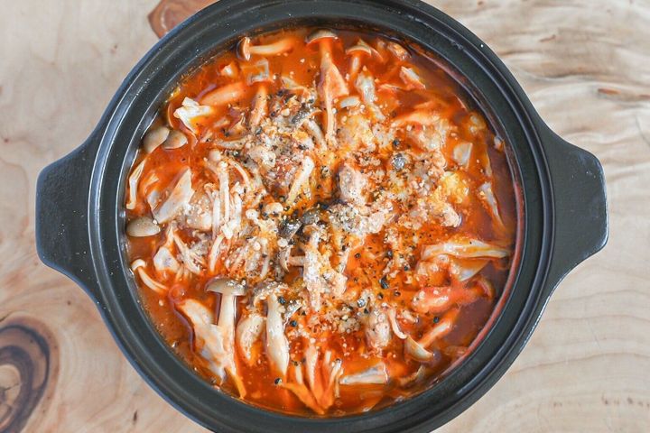 鍋に入ったガーリックトマト鍋