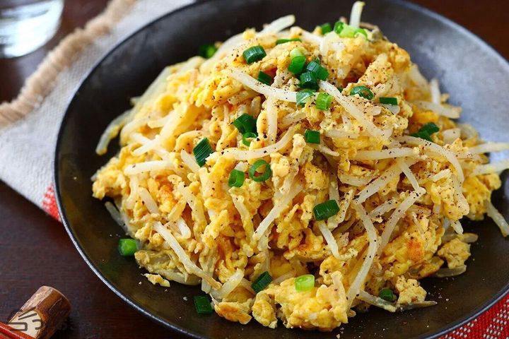 もやしと卵のガーリックペッパー炒め