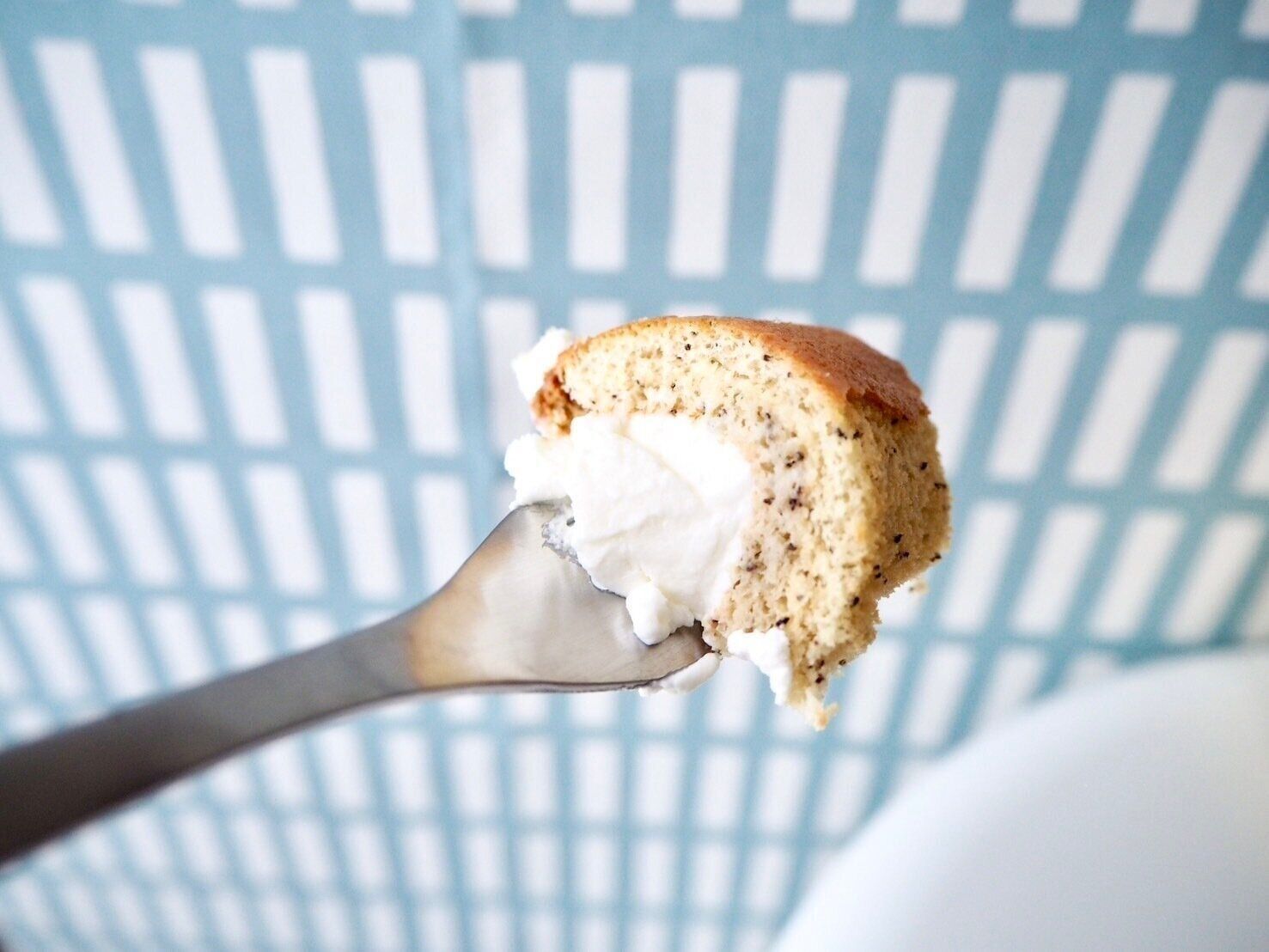 シャトレーゼ「瀬戸内レモンと紅茶のふんわりロール」スプーンのせ写真