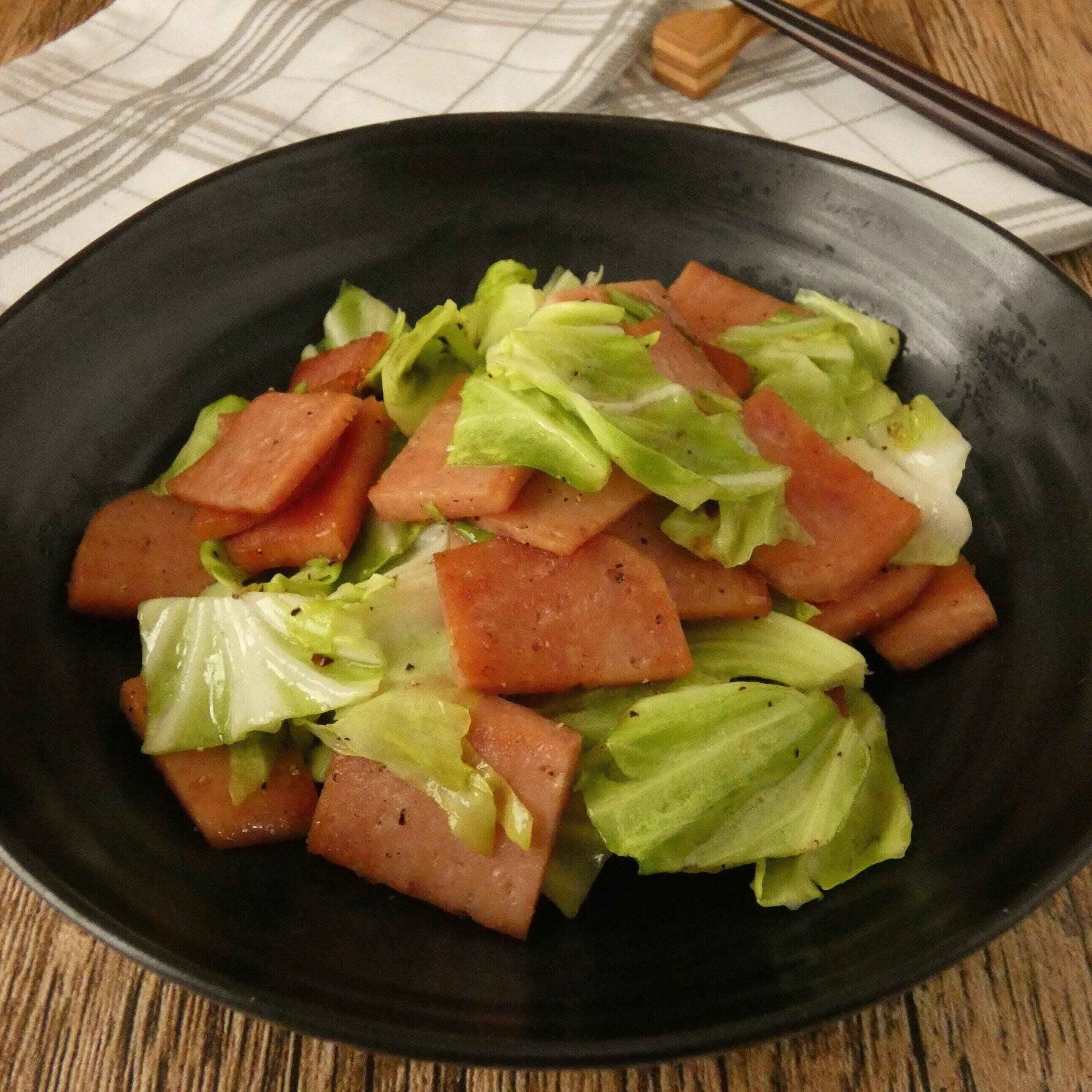 春キャベツとランチョンミートの炒め物