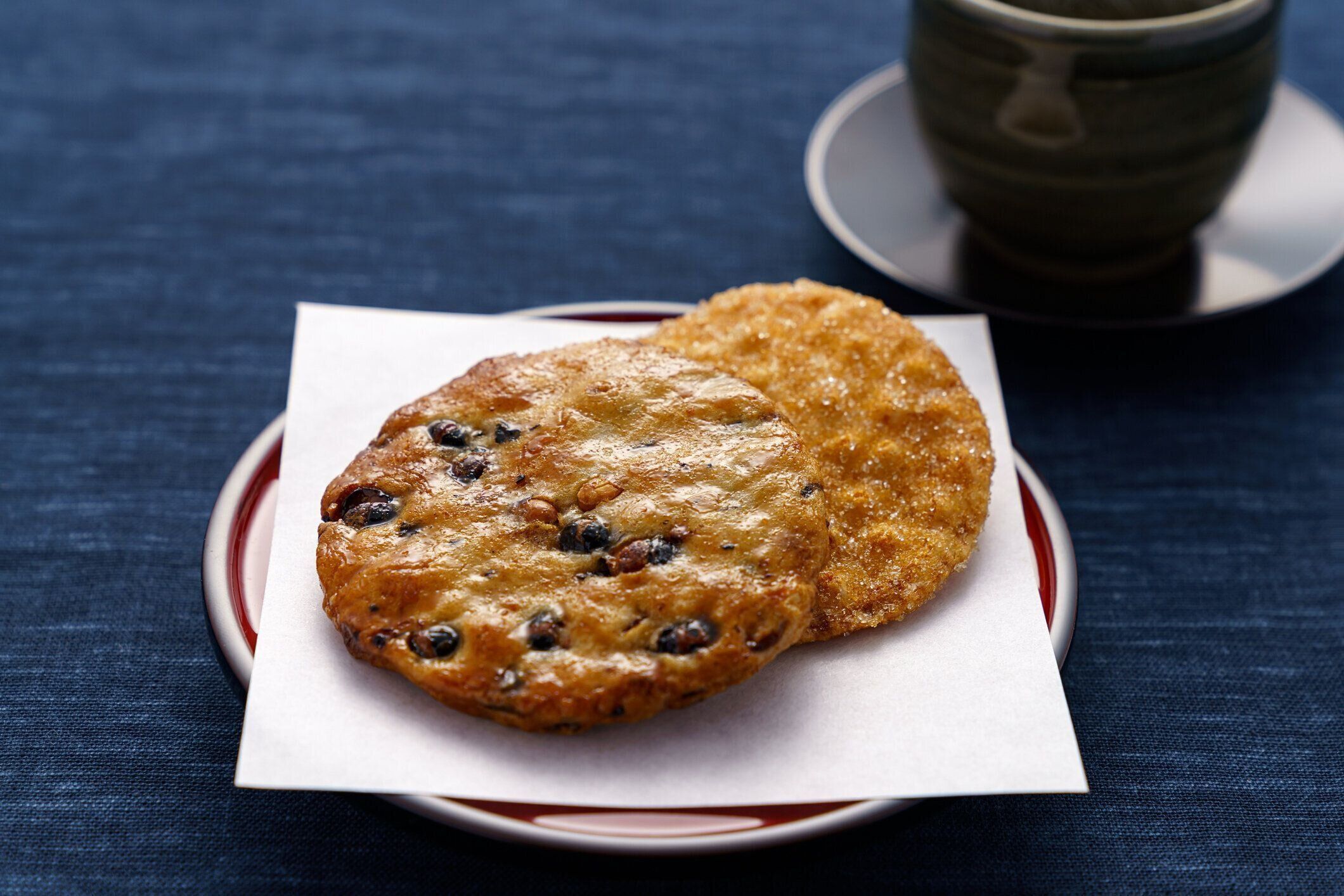 和菓子のせんべいと温かい和茶