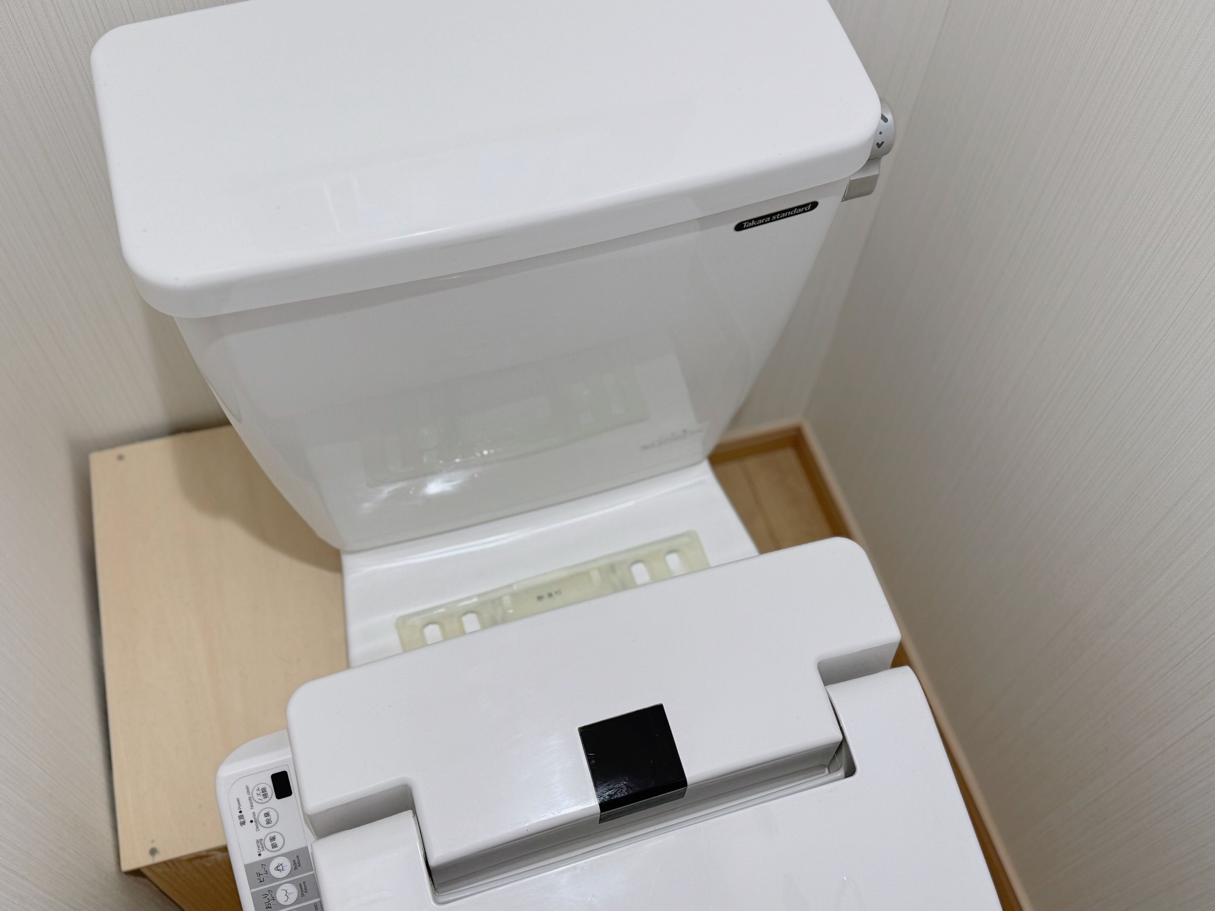 忘れがちな場所 2．便器とタンクの間